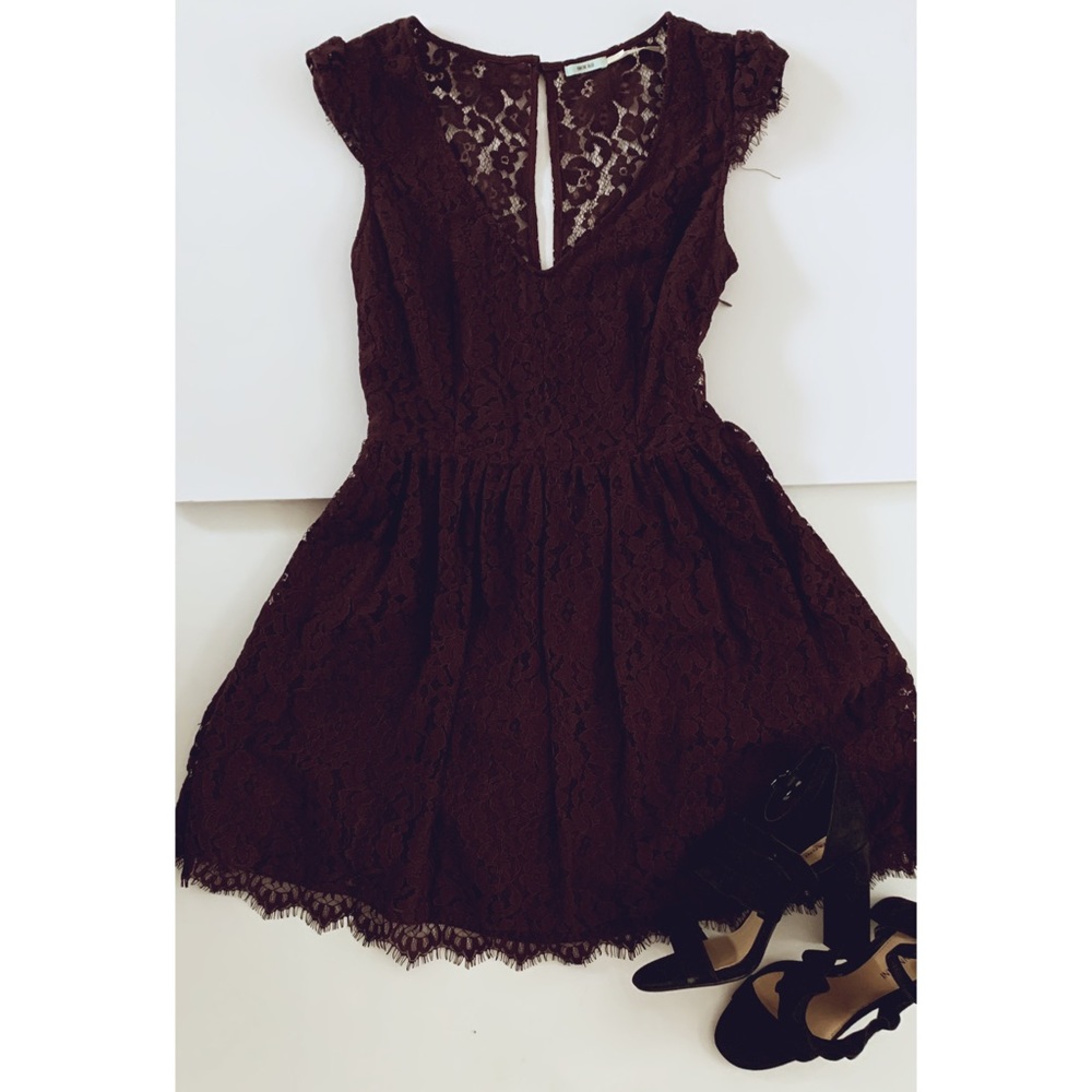 Maroon lace keyhole cocktail dress